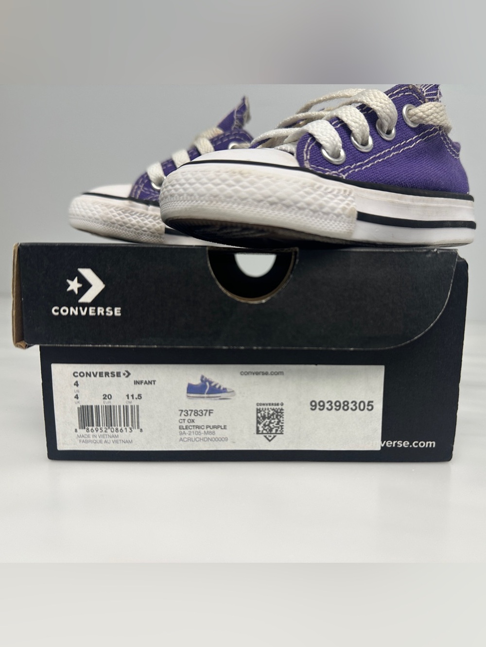 Converse Kids Low Top Sneakers in Purple and White size 4